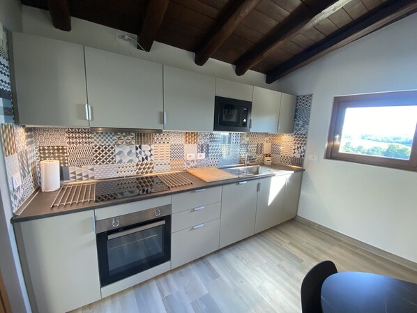 Geladeira, micro-ondas, fogão, cooktop