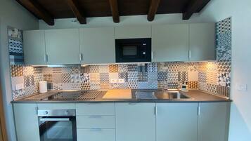 Geladeira, micro-ondas, fogão, cooktop