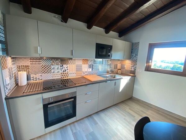 Frigorifero, microonde, forno, piano cottura