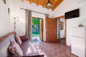 TV - Room 'Suíte' with Shared Pool, Wi-Fi and Air Conditioning (Castro Marim)