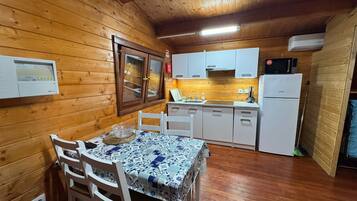 Kühlschrank, Mikrowelle, Herdplatte, Wasserkocher mit Kaffee-/Teezubehör