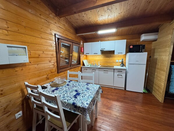 Kylskåp, mikrovågsugn, spishäll och kaffe- och tebryggare