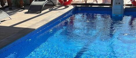 Piscine couverte, accès possible de 10 h 30 à 21 h 00, chaises longues