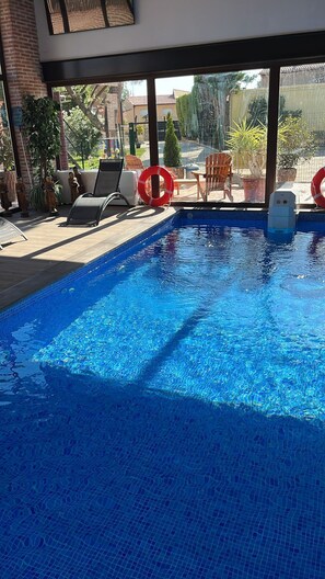 Inomhuspool med öppettider 10.30 till 21.00, och solstolar