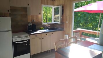 Kühlschrank, Mikrowelle, Ofen, Wasserkocher mit Kaffee-/Teezubehör