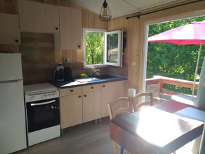 Jääkaappi, mikroaaltouuni, uuni, kahvin-/teenkeitin