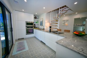 ميكروويف، فرن، موقد طهي مسطح، غسالة أطباق