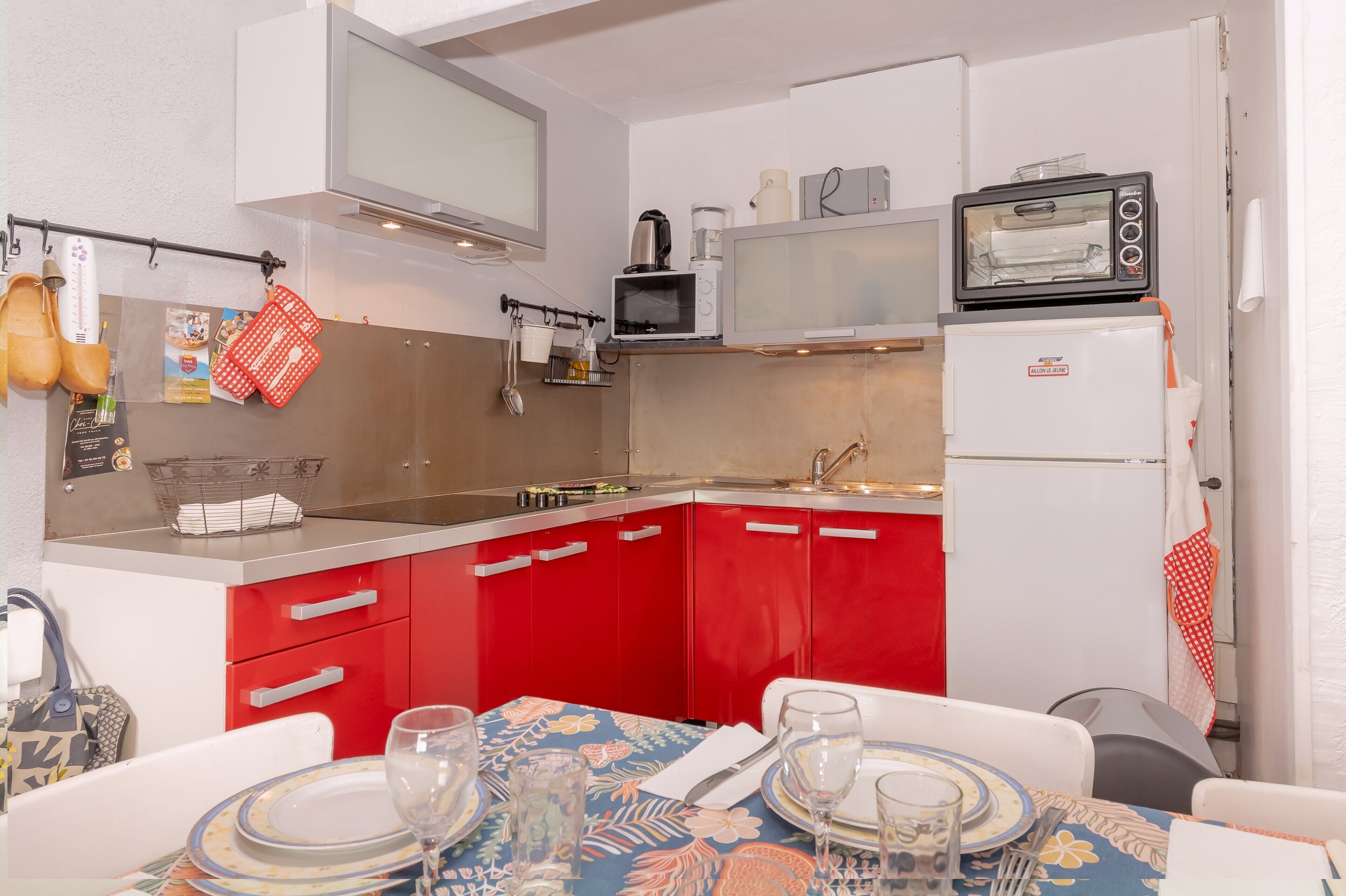 Een koelkast, een microgolfoven, een oven, een kookplaat