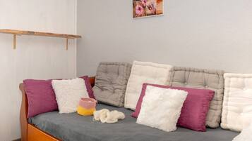 2 bedrooms, bed sheets