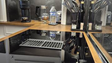 Coffee/tea maker, fridge, microwave, oven