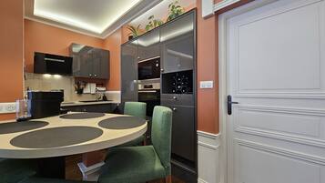 Coffee/tea maker, fridge, microwave, oven