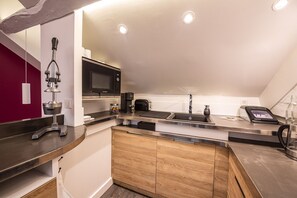 ثلاجة، ميكروويف، فرن، غسالة أطباق