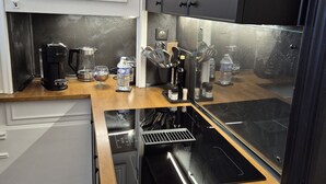 Coffee/tea maker, fridge, microwave, oven - Apartment-Luxury-Private Bathroom-Garden view-Rdc A (Troyes)