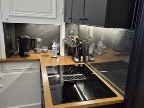 Coffee/tea maker, fridge, microwave, oven - Apartment-Luxury-Private Bathroom-Garden view-Rdc A (Troyes)