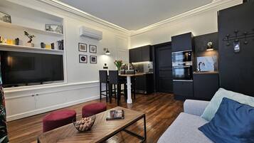 Een televisie, een dvd-speler, boeken en een filmbibliotheek