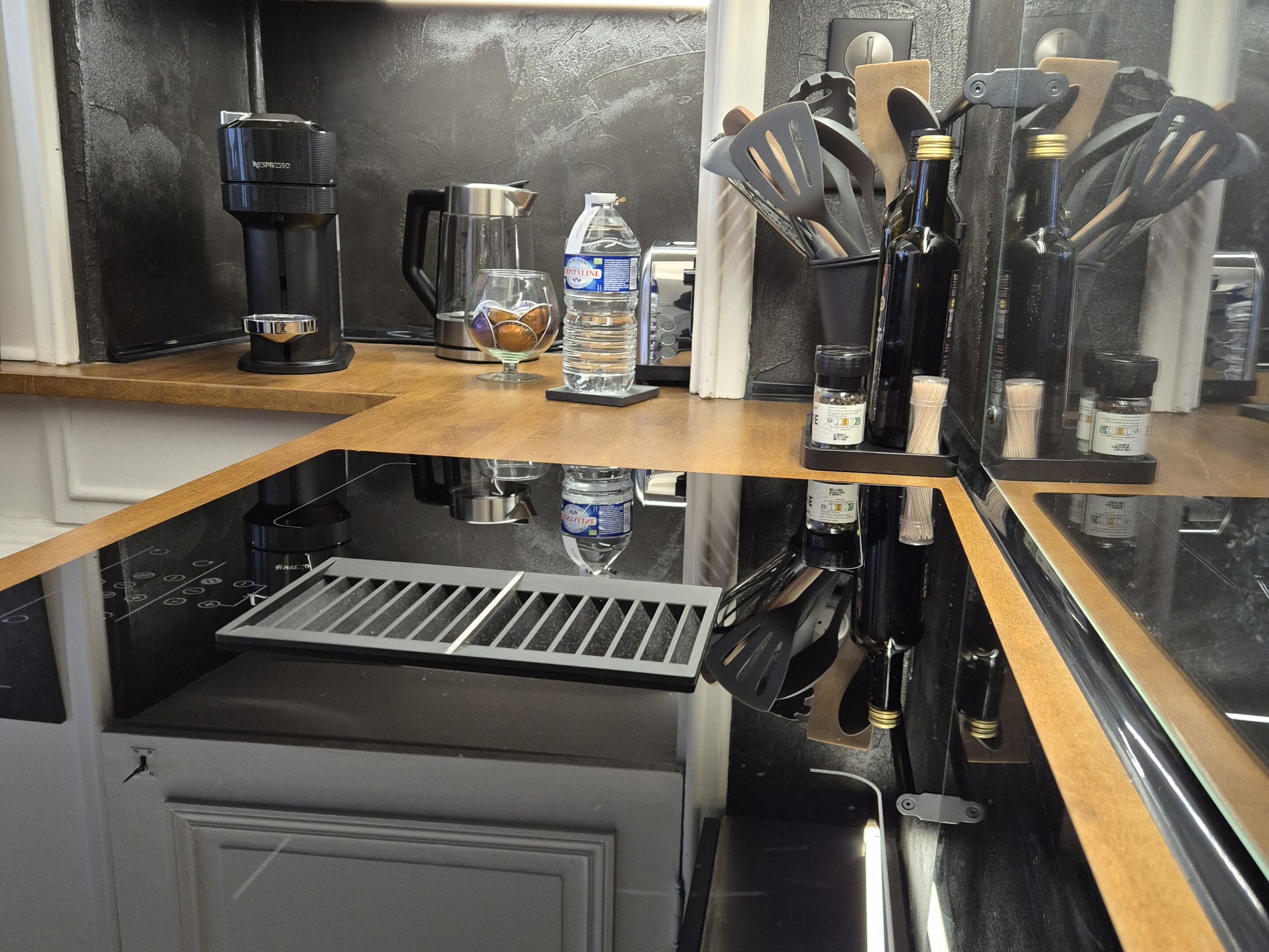 Cafetera o tetera, frigorífico, microondas y horno