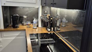 Een koelkast, een microgolfoven, een oven, een vaatwasser