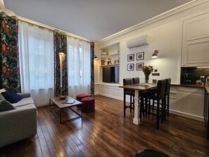 Televisor, reproductor de DVD, llibres i videoteca