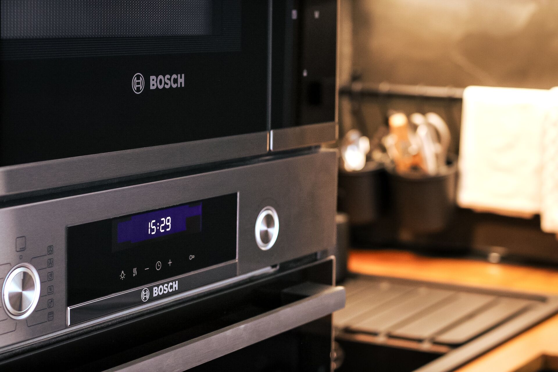 Et Bosch-apparat med digitalt display der viser 15:29.