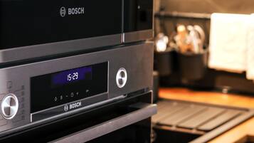 Et Bosch-apparat med digitalt display der viser 15:29.