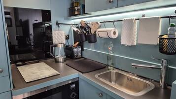 Cafetera o tetera, frigorífico, microondas y horno