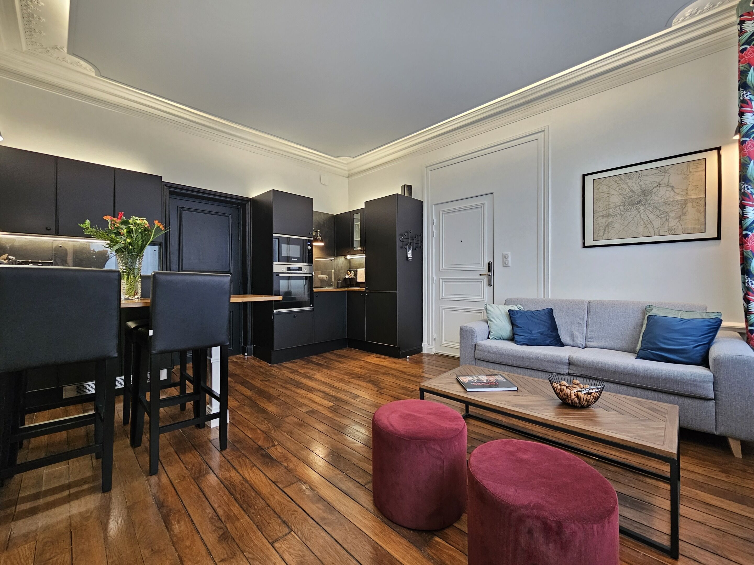 TV, lettore DVD, libri, videoteca