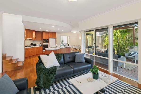 TV, offices - Luxury Lakefront Getaway | City & Wineries |500MBs (Kingsley)