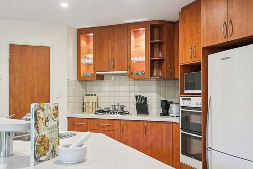 500Mps Wifi | Lakeside |  3 Living Rooms | 4 Beds