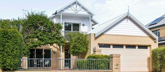 500Mps Wifi | Lakeside | 3 Living Rooms | 4 Beds
