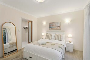 3 Schlafzimmer, Schreibtisch, Bügeleisen/Bügelbrett, Reisekinderbett