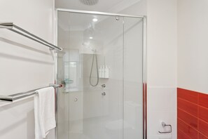 Dusche, Handtücher, Shampoo