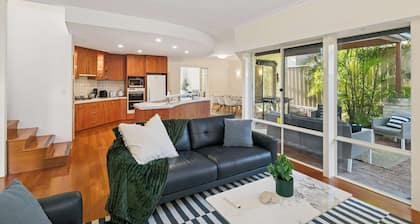 500Mps Wifi | Lakeside | 3 Living Rooms | 4 Beds