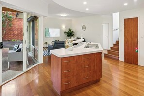 Interior - Luxury Lakefront Getaway | City & Wineries |500MBs (Kingsley)