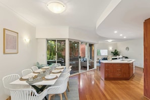 Dining - Luxury Lakefront Getaway | City & Wineries |500MBs (Kingsley)