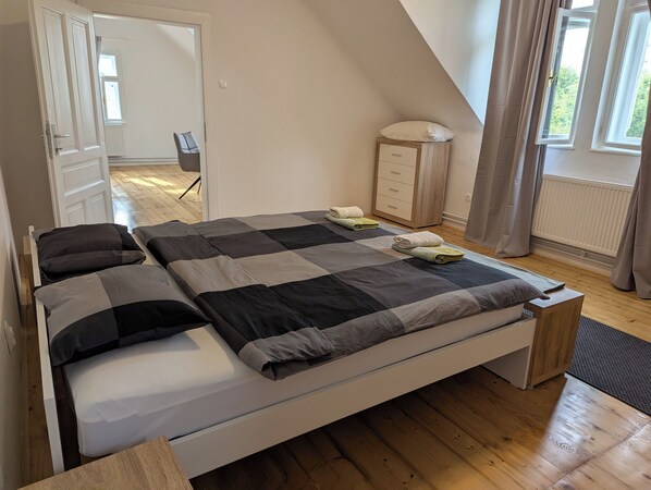 3 bedrooms, iron/ironing board, WiFi, bed sheets