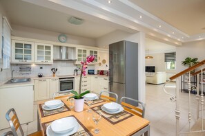 Réfrigérateur, micro-ondes, four, lave-vaisselle