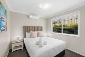 3 bedrooms, iron/ironing board, internet, bed sheets - Middle Ridge Retreat – Walk to Shops & Parks! (Middle Ridge)
