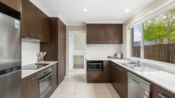 Frigorífico, microondas, horno y placa de cocina