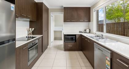 Middle Ridge Retreat â Walk to Shops & Parks!