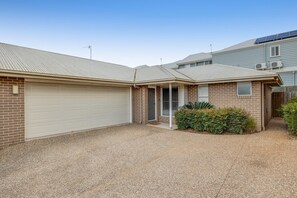 Exterior - Middle Ridge Retreat – Walk to Shops & Parks! (Middle Ridge)