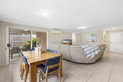 Middle Ridge Retreat – Walk to Shops & Parks!