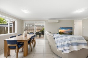 3 bedrooms, iron/ironing board, internet, bed sheets