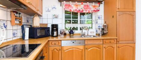 ثلاجة، ميكروويف، فرن، موقد طهي مسطح