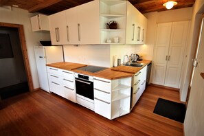 Refrigerador, microondas, lavavajillas y cafetera y tetera 