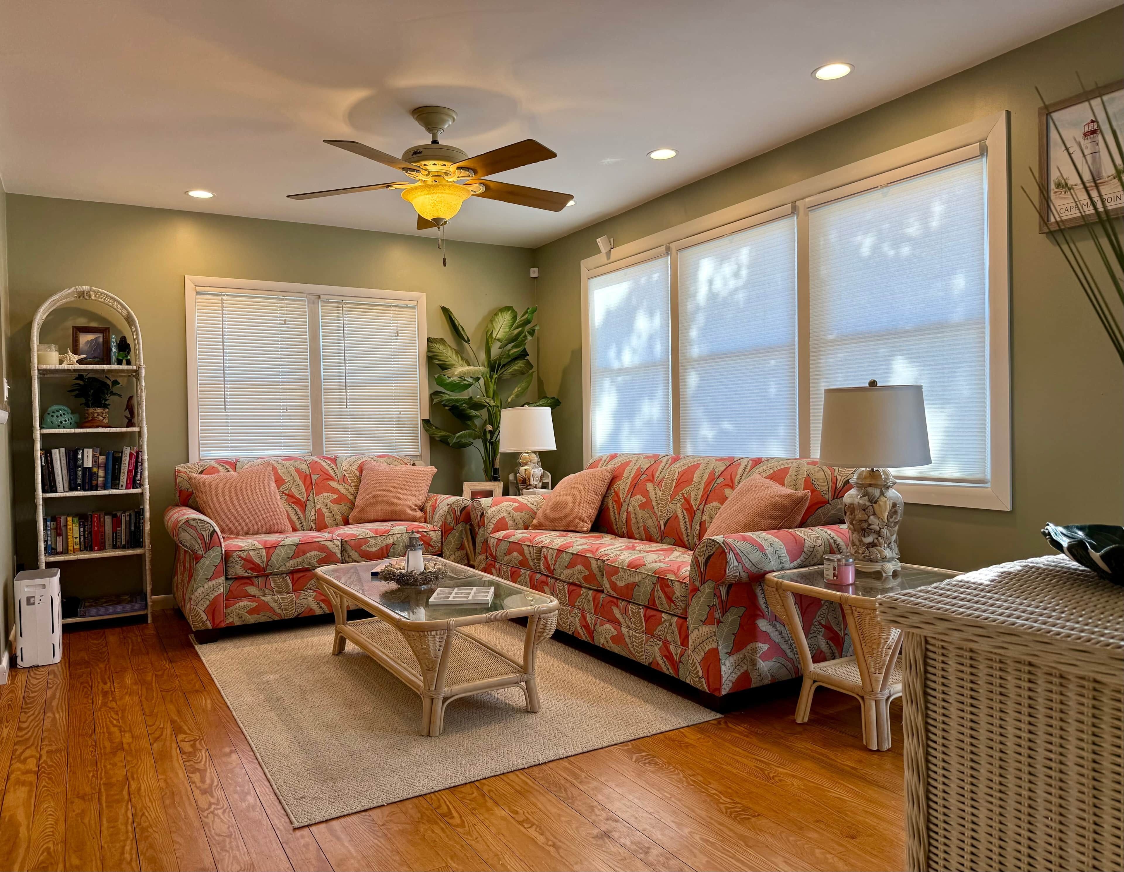 Smart TV, libros y monitor de computadora 