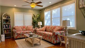 Een smart-tv en boeken