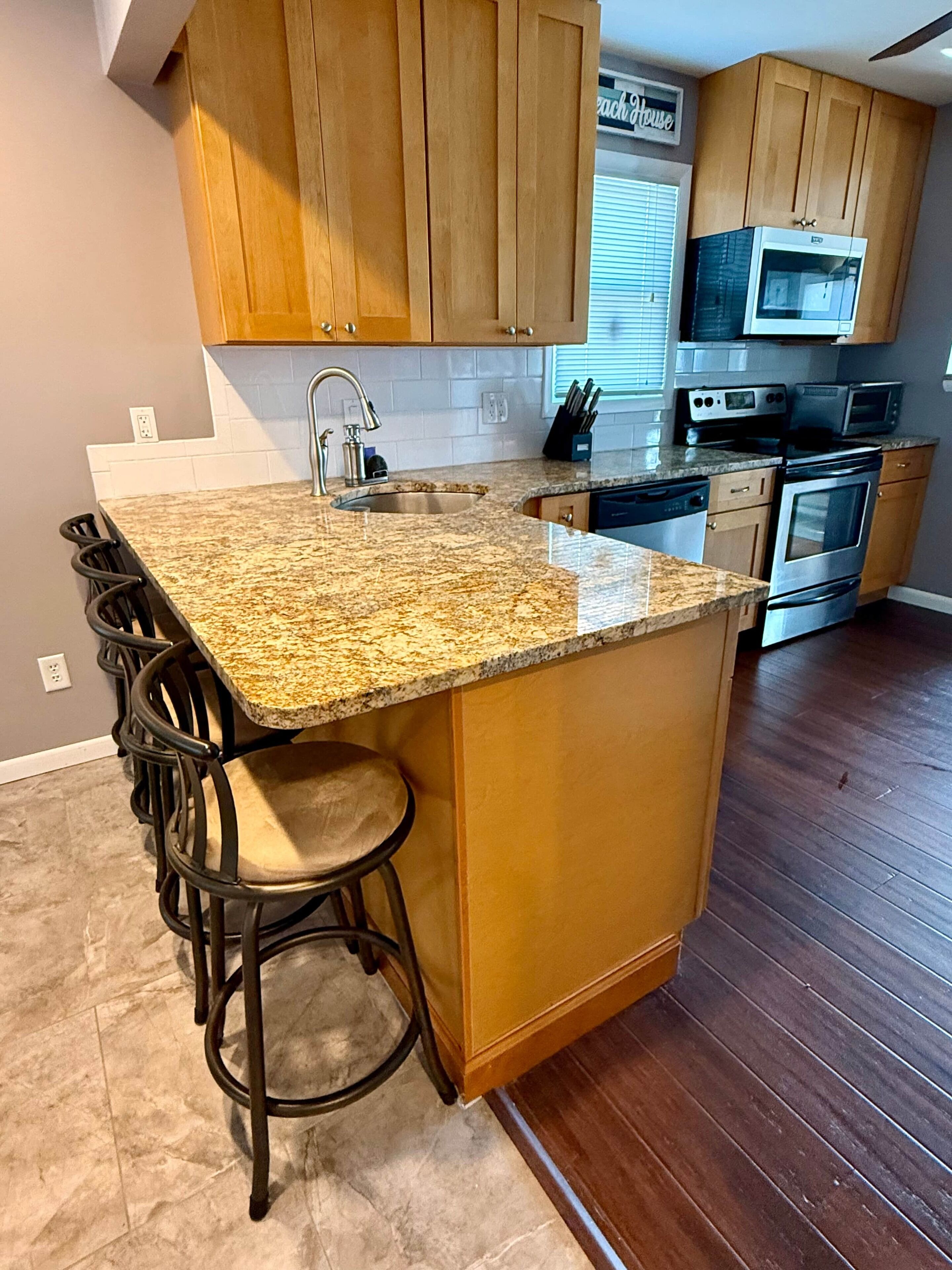 Kylskåp, mikrovågsugn, ugn och spishäll