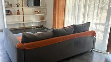 Tv och ett bordtennisbord