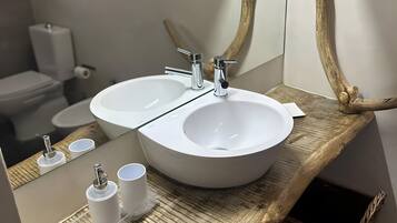 Een douche, een haardroger, handdoeken