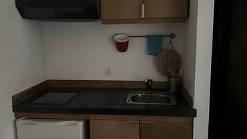 Een koelkast, een magnetron, een kookplaat